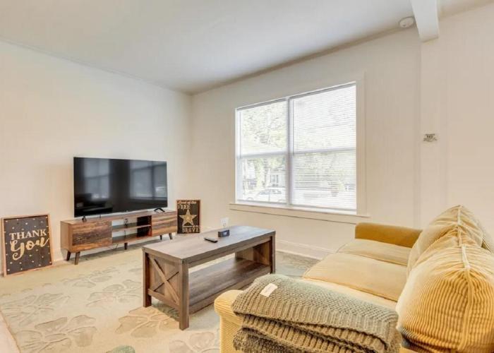 Mid-Town Cave for 6 Guests 3 Bedroom 1 Bath