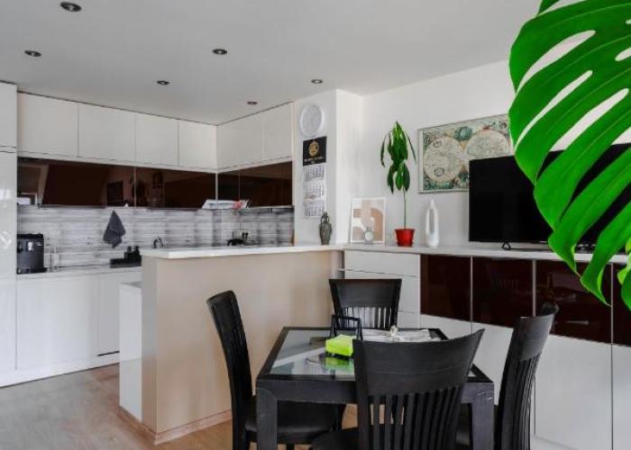 Spacious 2BD Flat with Secure Free Parking