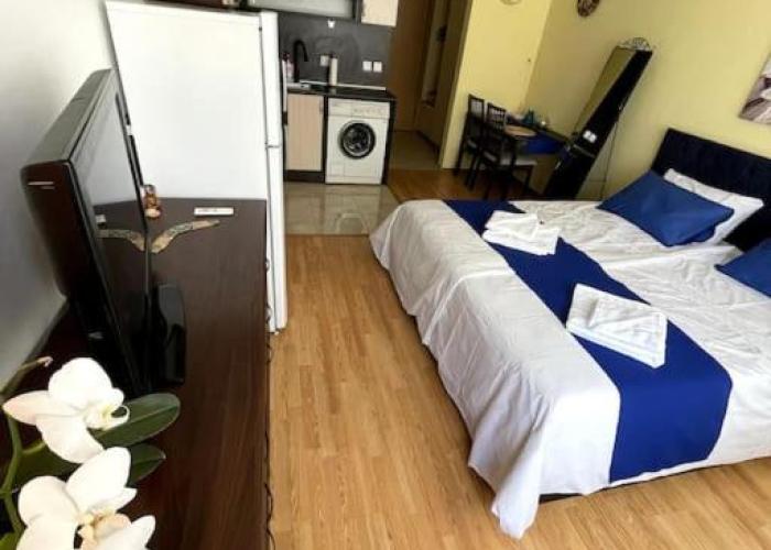 Blue Orchid Studio near airport & free parking