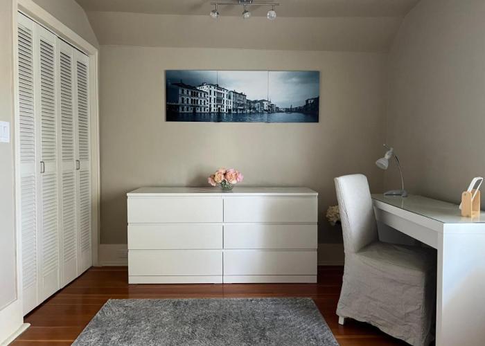 Cozy homestay in the master bedroom of a River Heights home