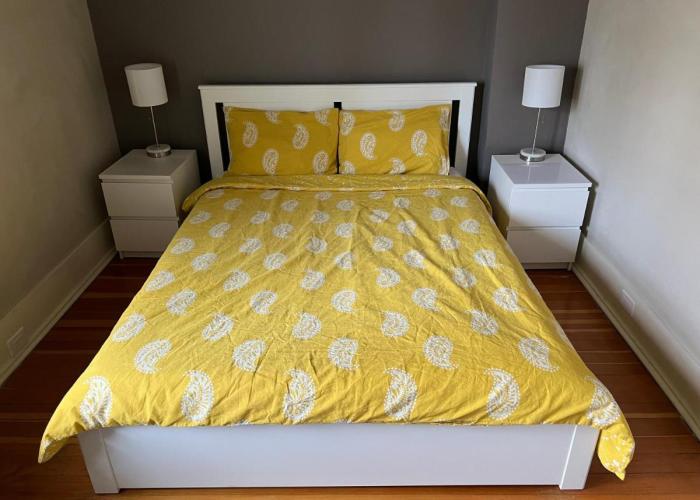 Cozy homestay in the master bedroom of a River Heights home