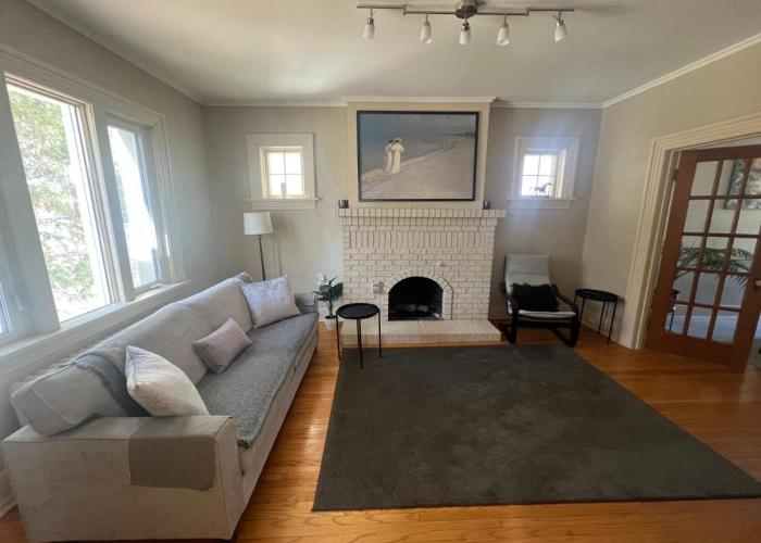 Cozy homestay in the master bedroom of a River Heights home