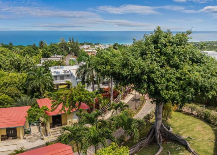 Casita 4 at Ceiba Tree Inn. Tranquility with Garden Views and Pergola with Ocean Overlook