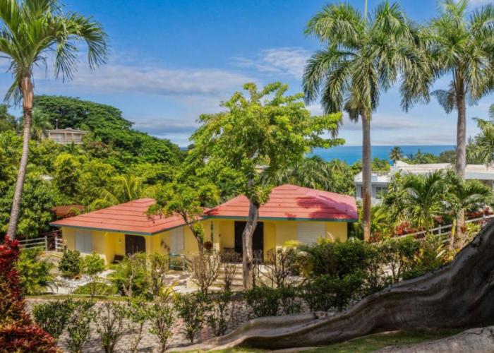 Casita 2 at Ceiba Tree Inn. Tranquility with Garden Views and Pergola with Ocean Overlook