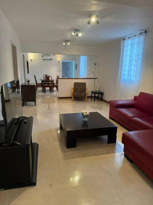 Amplia y moderna casa en Urb Chuao