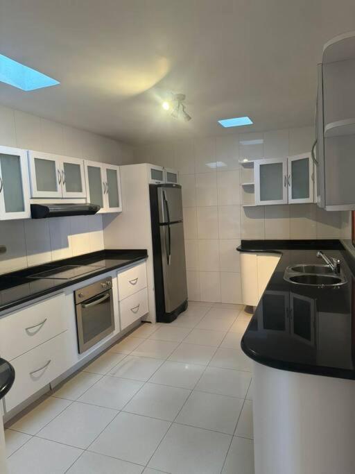 Amplia y moderna casa en Urb Chuao