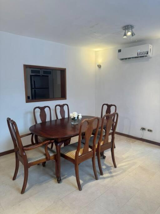 Amplia y moderna casa en Urb Chuao