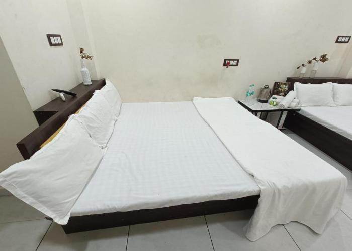 Treebo yatri grah kshipra T hotel