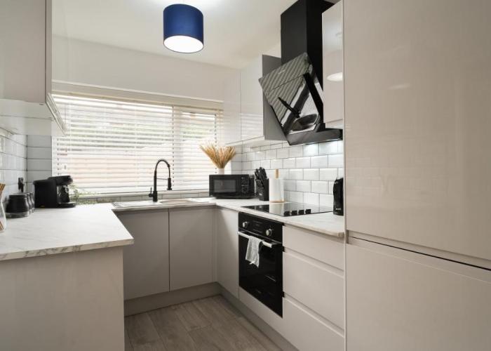 Modern Luxury Home - Pool Table - Prime Location!