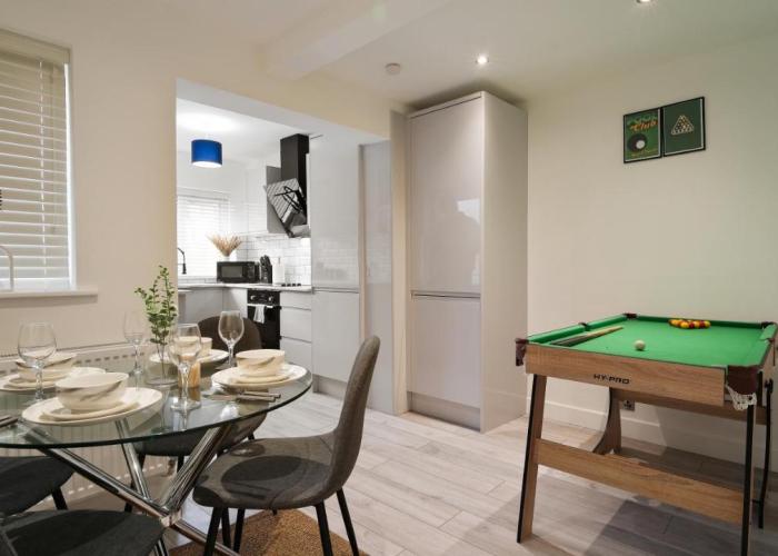 Modern Luxury Home - Pool Table - Prime Location!