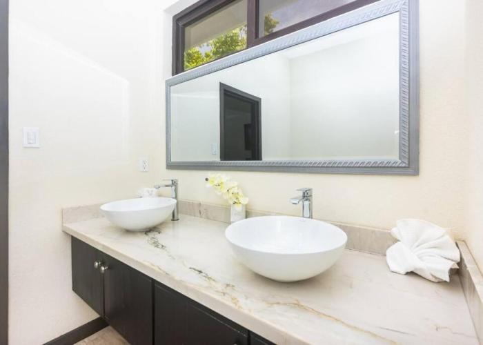 luxury 5 Bdrms-5 Bthms villa with private pool in west end