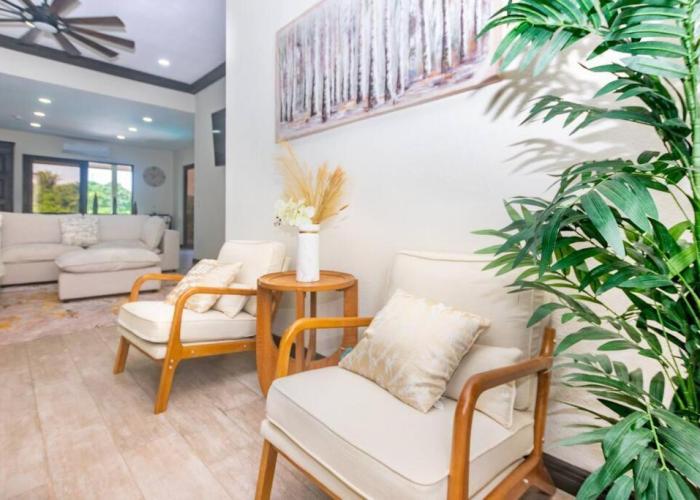 luxury 5 Bdrms-5 Bthms villa with private pool in west end