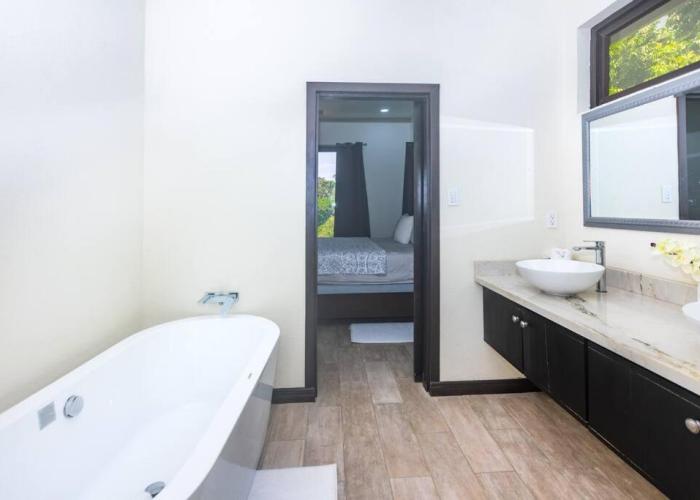 luxury 5 Bdrms-5 Bthms villa with private pool in west end