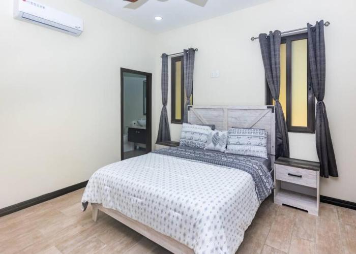 luxury 5 Bdrms-5 Bthms villa with private pool in west end