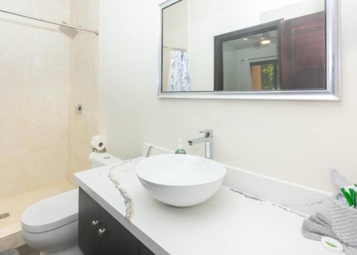 Island escape 1 Bdrm concierge service in west end