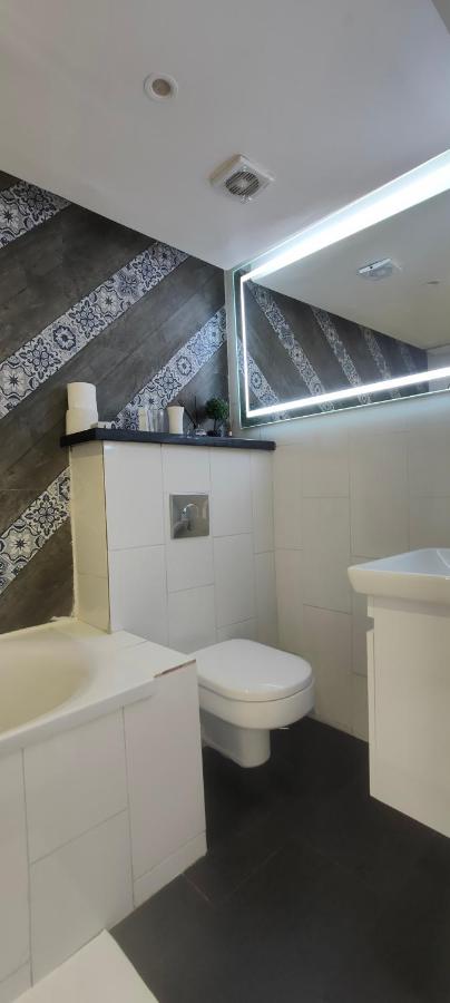 Chic and modern apart with parking and rooftop