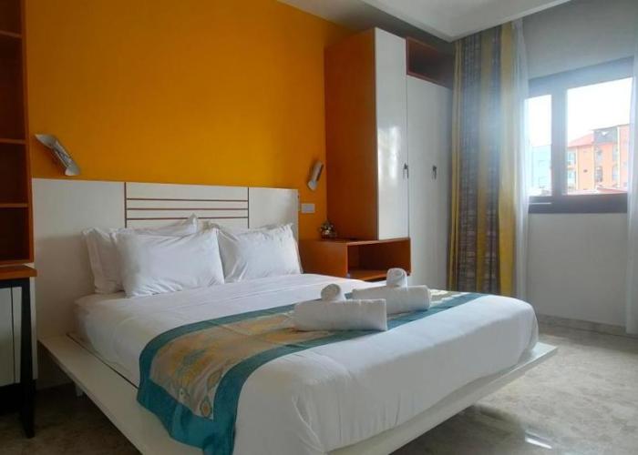 Chic and modern apart with parking and rooftop