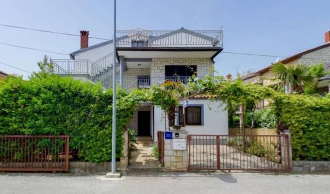 Villa Hanka Umag - 3 verschiedene Whg - 40 qm 3 Pers, 50 qm bis 4 Pers oder 70 qm bis 5 Pers, Balkone, nur 70 m zum Strand, von 3 bis max 5 Personen, WLAN, SAT-TV, Klima, Küche, Parkplätze,ruhig gelegen