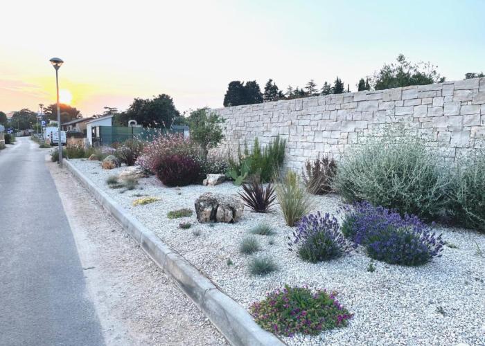 Villa Hanka Umag - 3 verschiedene Whg - 40 qm 3 Pers, 50 qm bis 4 Pers oder 70 qm bis 5 Pers, Balkone, nur 70 m zum Strand, von 3 bis max 5 Personen, WLAN, SAT-TV, Klima, Küche, Parkplätze,ruhig gelegen