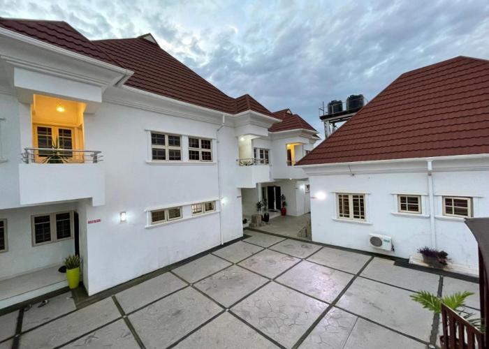 Bots Three Bedroom Luxury Apartment