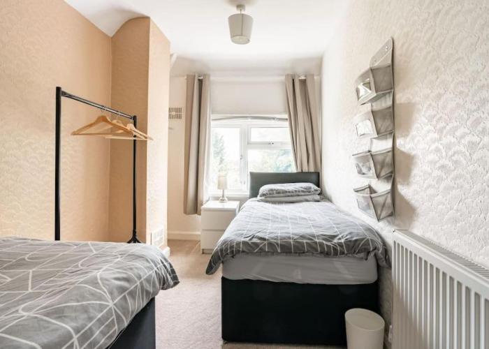 Casa grozava M6 J10, 8 beds, Free Parking, Max 10, Super Wifi,