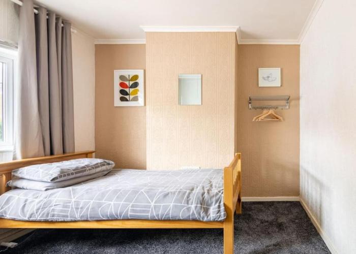Casa grozava M6 J10, 8 beds, Free Parking, Max 10, Super Wifi,