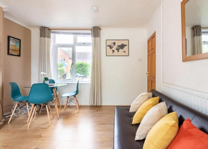 Casa grozava M6 J10, 8 beds, Free Parking, Max 10, Super Wifi,