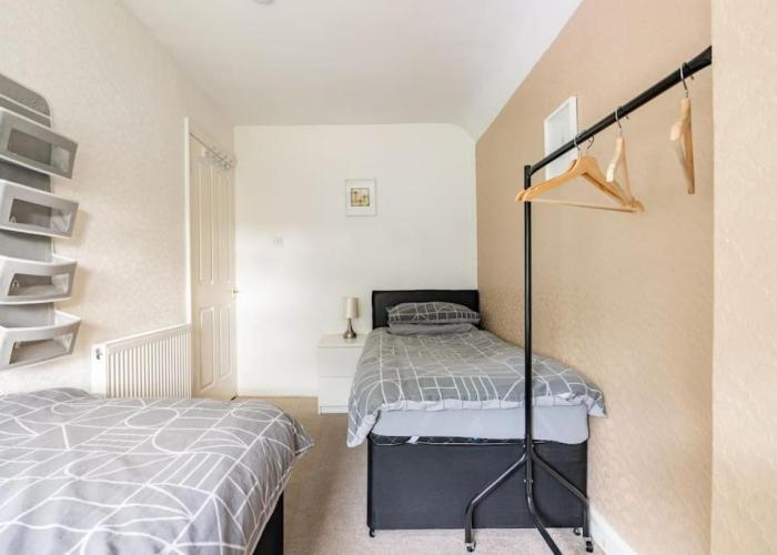 Casa grozava M6 J10, 8 beds, Free Parking, Max 10, Super Wifi,