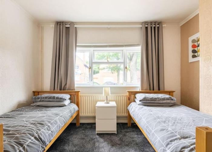Casa grozava M6 J10, 8 beds, Free Parking, Max 10, Super Wifi,