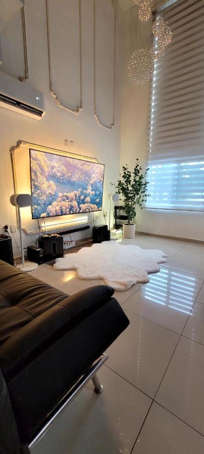 Modern Home with Parking 3ACs, 1King & 3Queen Beds Netflix PayPerView etc