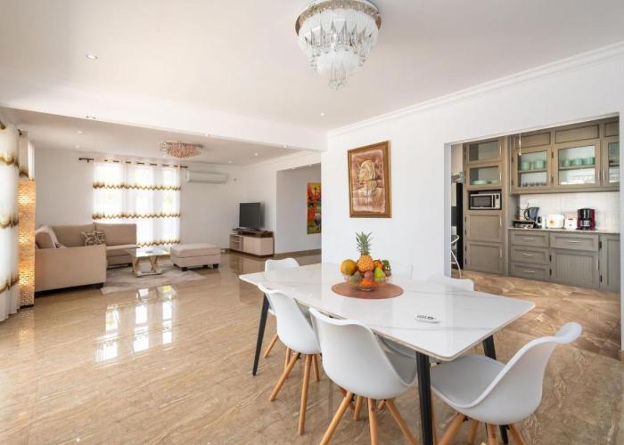 Villa Tropicale, 5 bed, private pool, 5 min beach