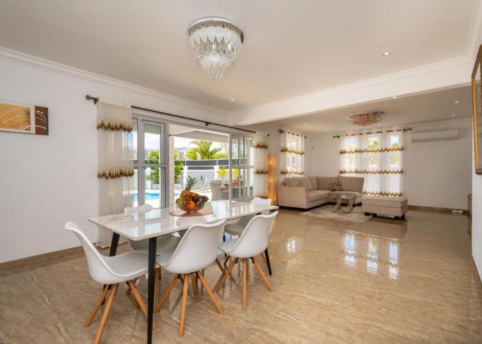 Villa Tropicale, 5 bed, private pool, 5 min beach