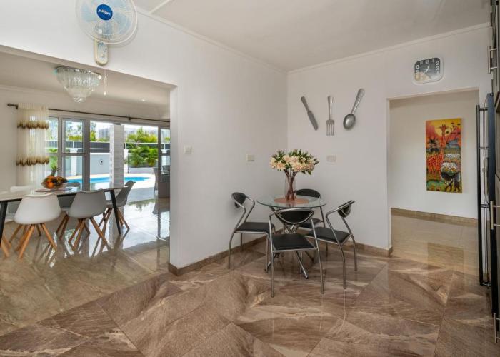 Villa Tropicale, 5 bed, private pool, 5 min beach