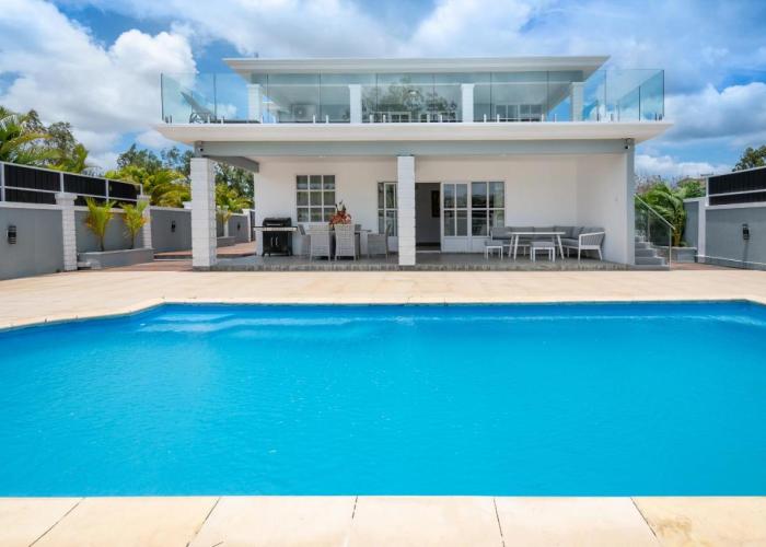 Villa Tropicale, 5 bed, private pool, 5 min beach