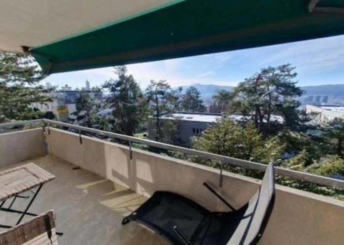 Lovely room, 15 min from center, mountain view