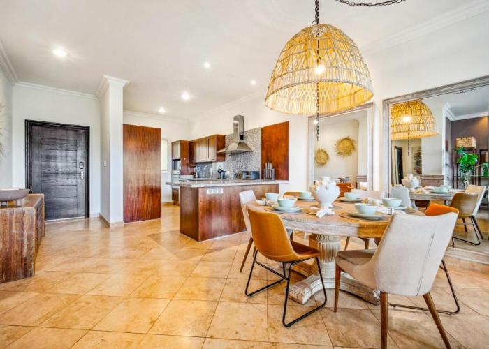 Perfect Location Relax in Style Minutes from Beach