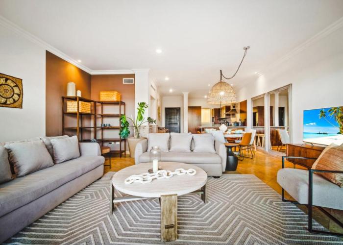 Perfect Location Relax in Style Minutes from Beach