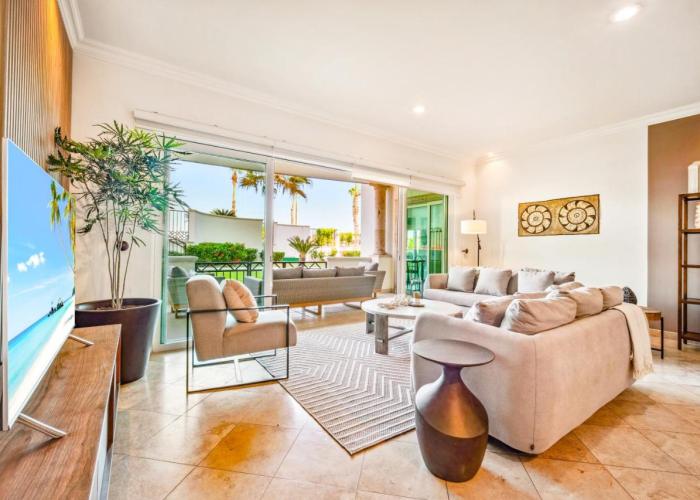 Perfect Location Relax in Style Minutes from Beach