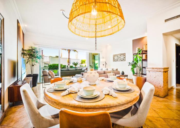 Perfect Location Relax in Style Minutes from Beach