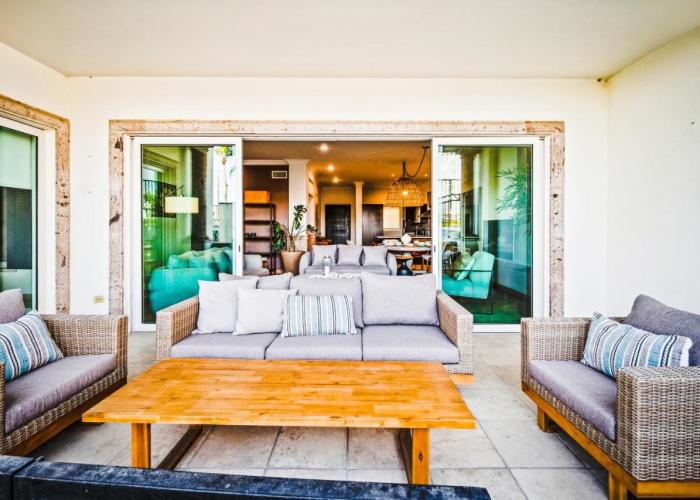 Perfect Location Relax in Style Minutes from Beach