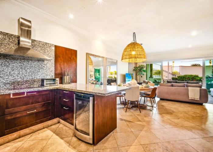 Perfect Location Relax in Style Minutes from Beach
