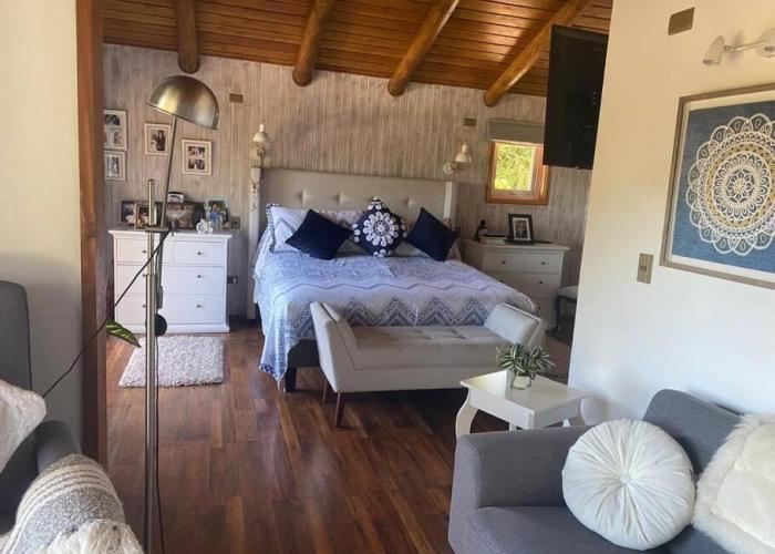 Casa de ensueño con piscina, quincho y acceso lago