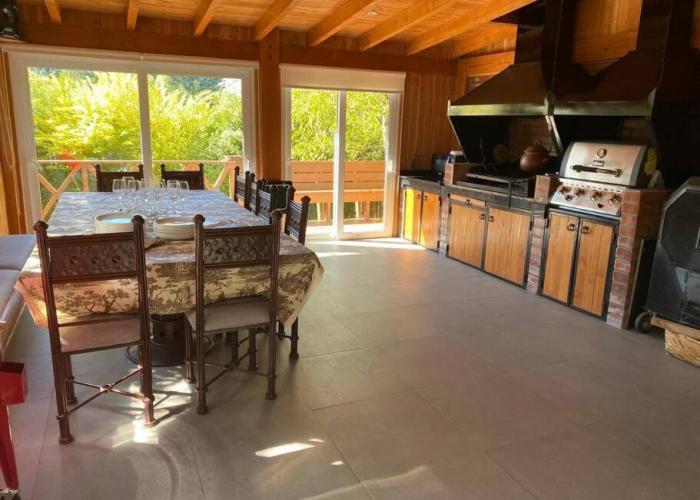 Casa de ensueño con piscina, quincho y acceso lago