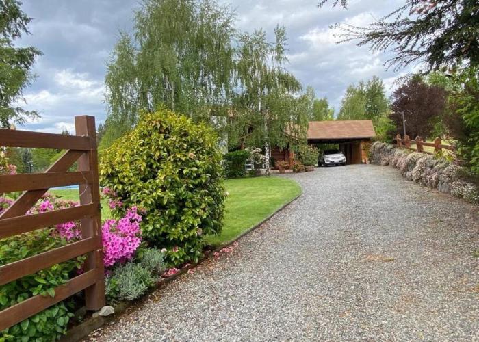 Casa de ensueño con piscina, quincho y acceso lago