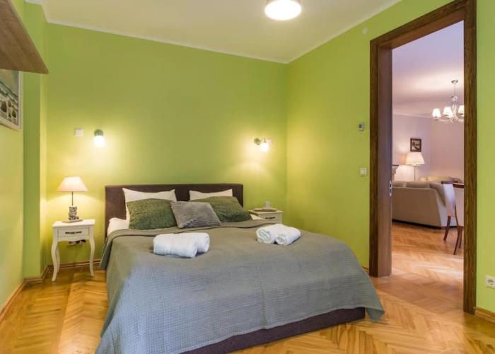 Sunny flat in art nouveau area