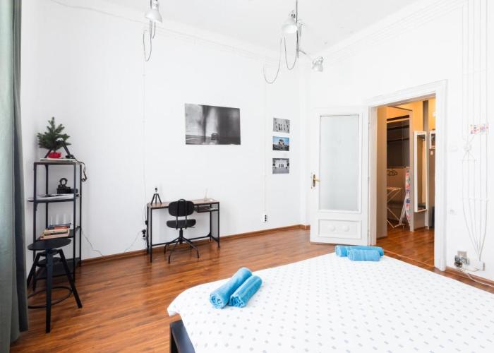 Escape in photos in top centre apartment