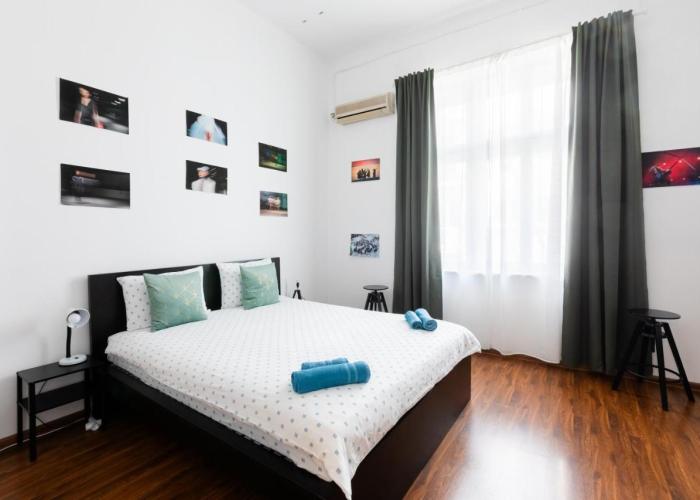 Escape in photos in top centre apartment
