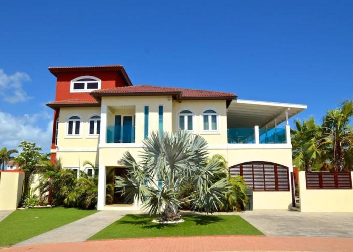 Private Villa and Apartment with Pool in Palm Beach