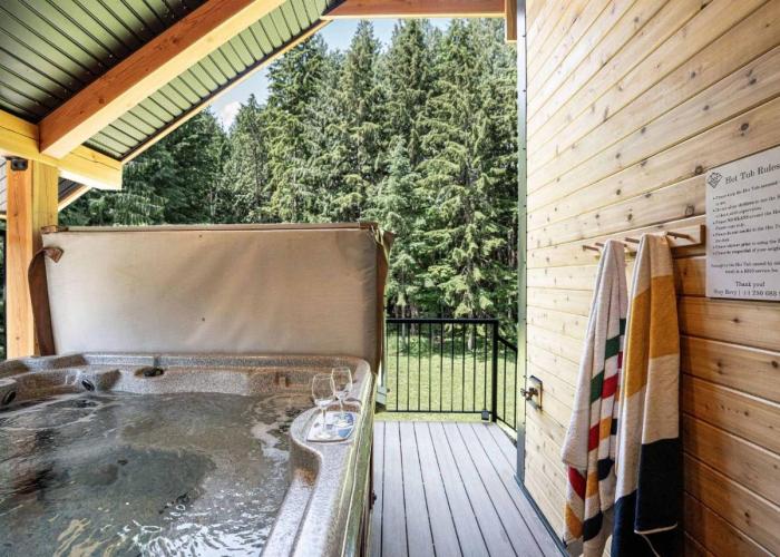 The Cedar Suite - Secluded Mountain Retreat with Forest Views and Hot Tub