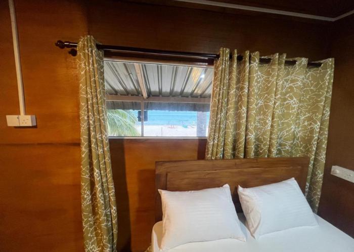 Golden Beach Hotel & Restaurant
